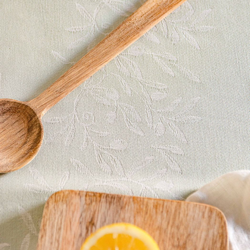 Diese Jacquard-Tischdecke aus reiner Baumwolle mit Anti-Flecken-Behandlung zeigt die Motive der Provence mit ihren Olivenzweigen in hellgrünen Farben.