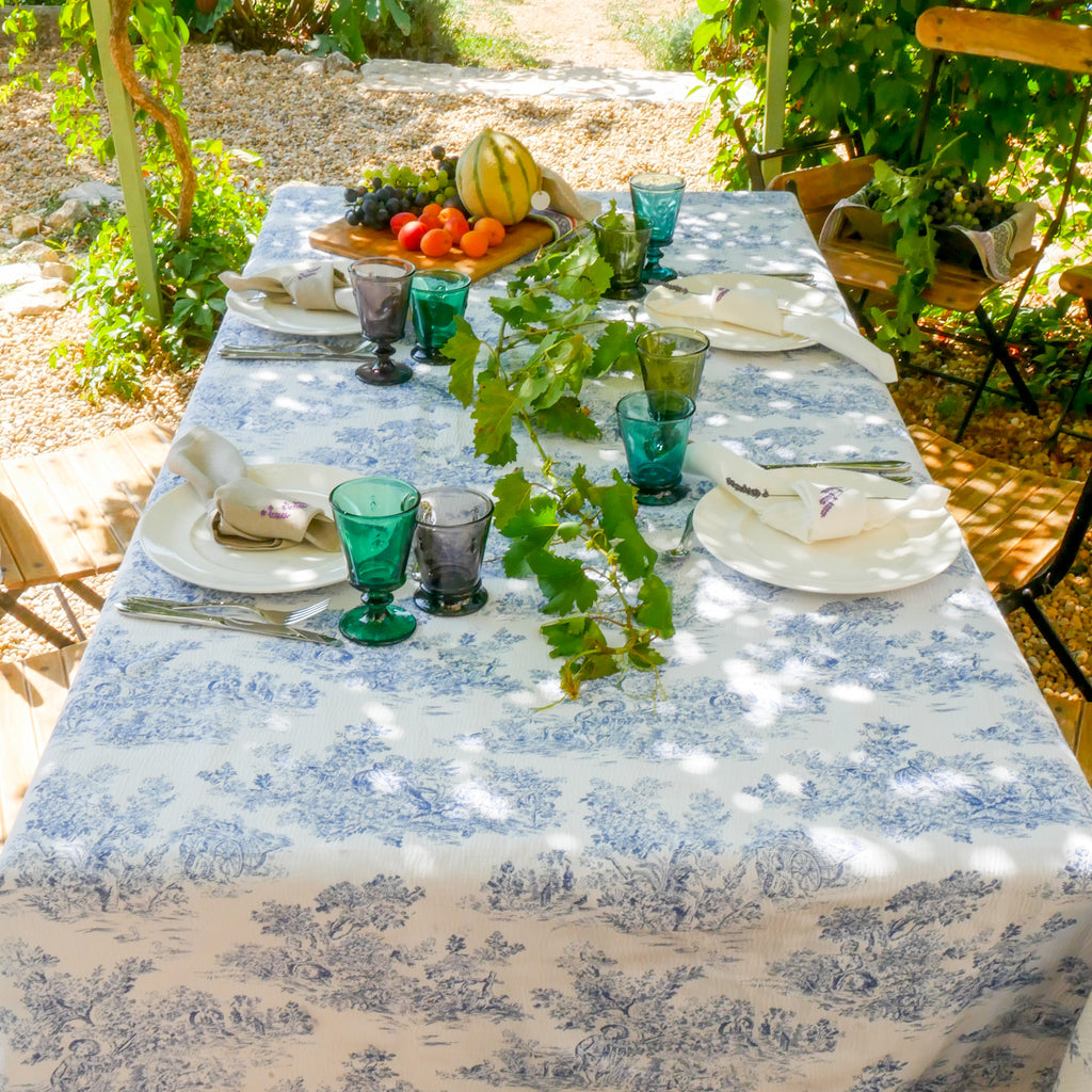 Diese Tischdecke ist Teil unserer exquisiten Toile de Jouy-Kollektion – ein wahres Meisterwerk französischer Handwerkskunst! Diese authentischen Stoffe in rein französischem Stil verleihen jedem Raum einen Hauch von Eleganz und Charme.