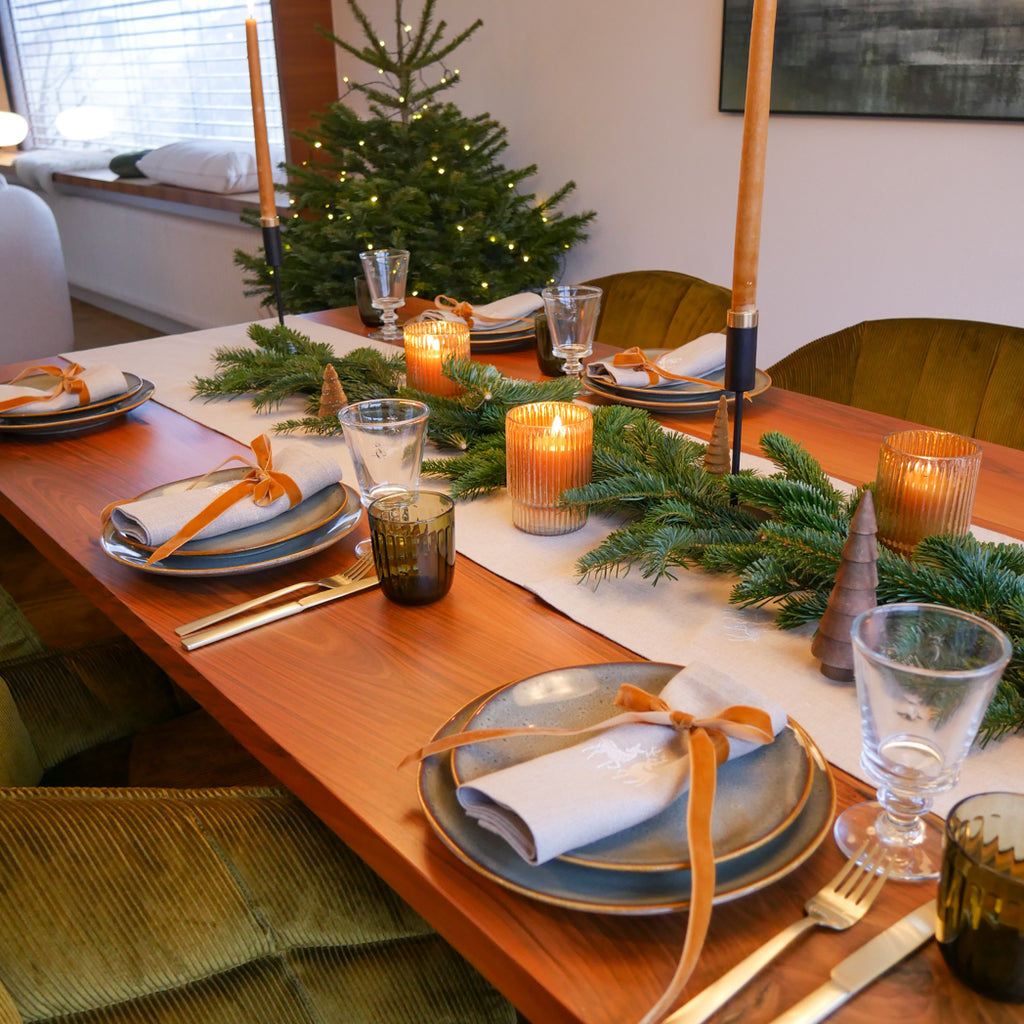 Weihnachtstisch Dekoration: Leinen Tischläufer mit gestickten Hirschmotiven, 4 Leinen Stoffservietten und 4 Samtbänder Honiggelb