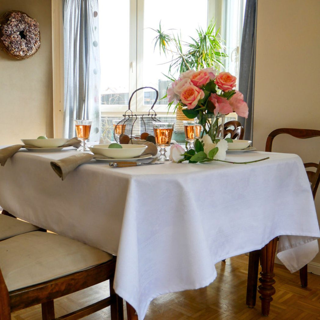 Eine weisse Tischdecke, elegant und schick, mit Schutz vor Flecken. Es ist perfekt, um für jeden Anlass des Jahres einen schicken und praktischen Tisch zu haben.